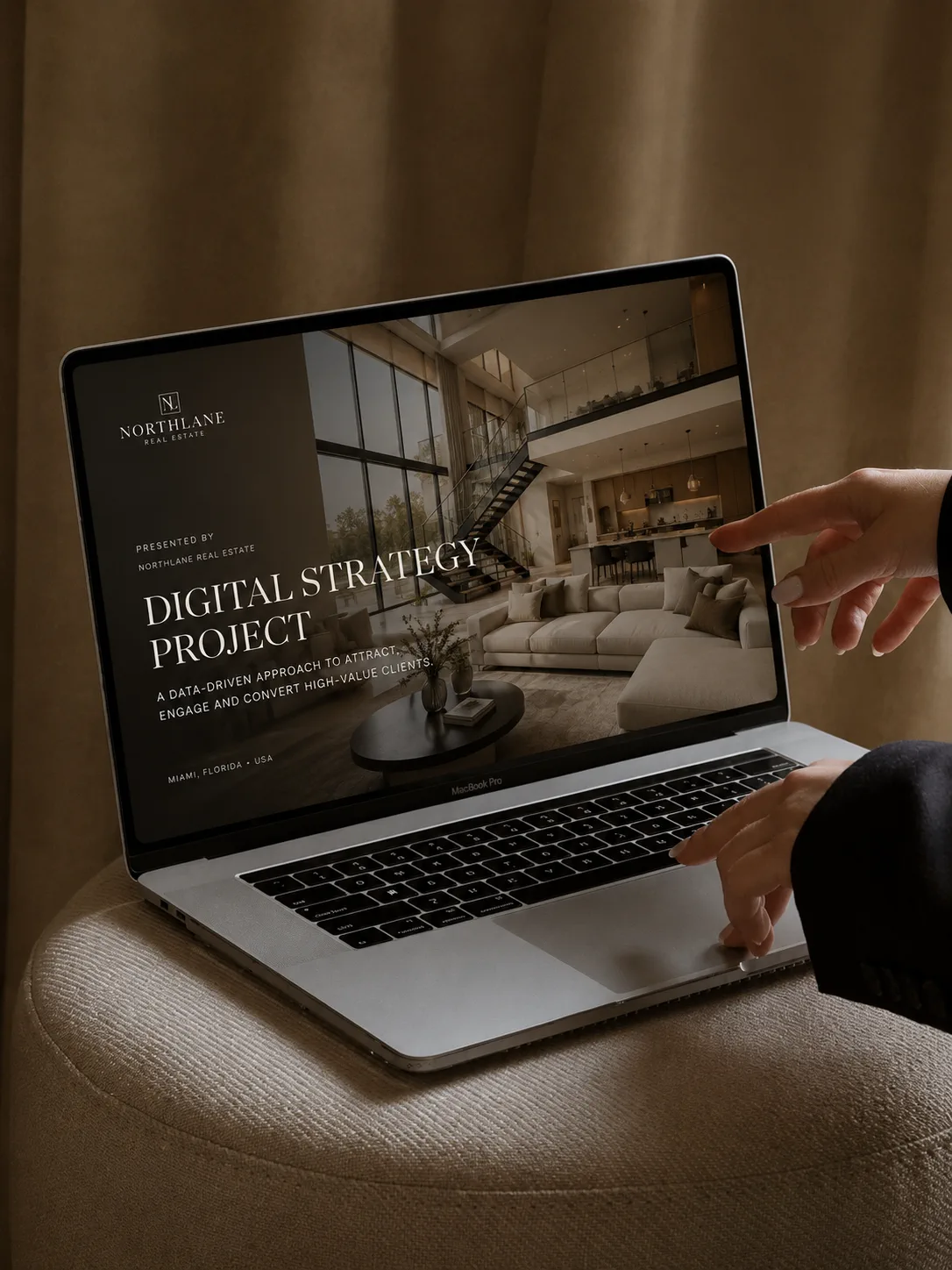Apresentação de estratégia digital orientada a dados, aberta em um laptop — o método da Match Point em execução.